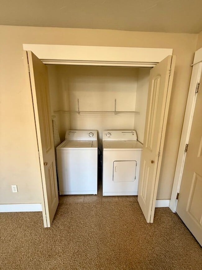 Building Photo - 2 Bedroom 1 Bathroom Apartment  NEW PRICE UPDATE