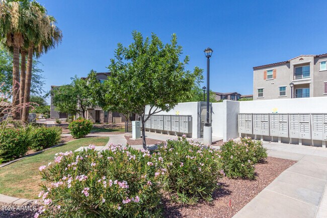 Building Photo - 2233 E Huntington Dr
