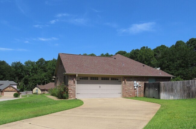 Building Photo - Extraordinary 3 Bedroom, 2 Bath Home in Southeast Tyler! Coming Soon!