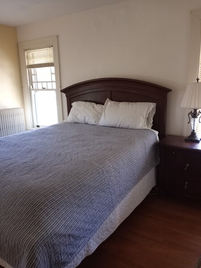 Building Photo - 630 E Holmes St