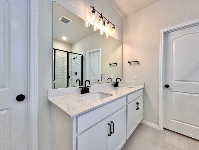 Building Photo - Spacious Modern 4/BR 3/BA Home with Stunning Features!