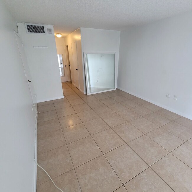 Bedroom w/ 2 walk-in closets, linen closet and Master Bath - 1228 West Ave
