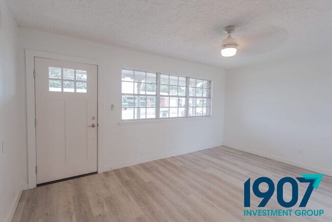 Building Photo - Charming Brick Home with Modern Updates and Large Backyard in Norman!