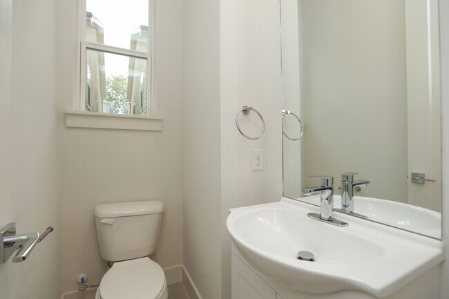 Building Photo - 1537 W 24th St