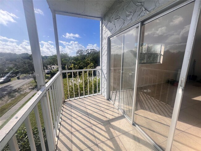 Building Photo - 12290 NE 11th Ct