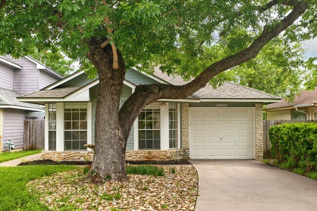 Building Photo - Freshly Renovated! Great Location! Such a sweet home