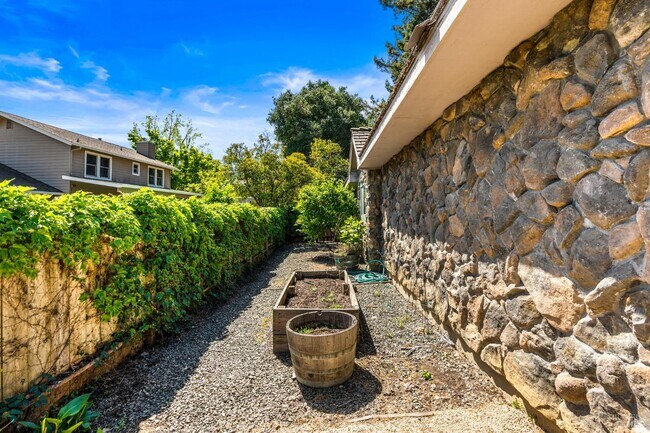 Building Photo - 6578 Oak Leaf Ct