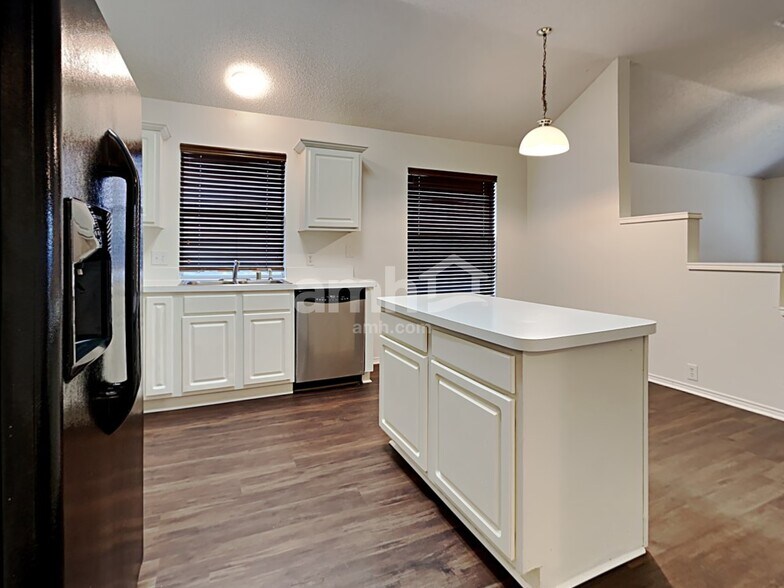Building Photo - 933 Paddington Dr E