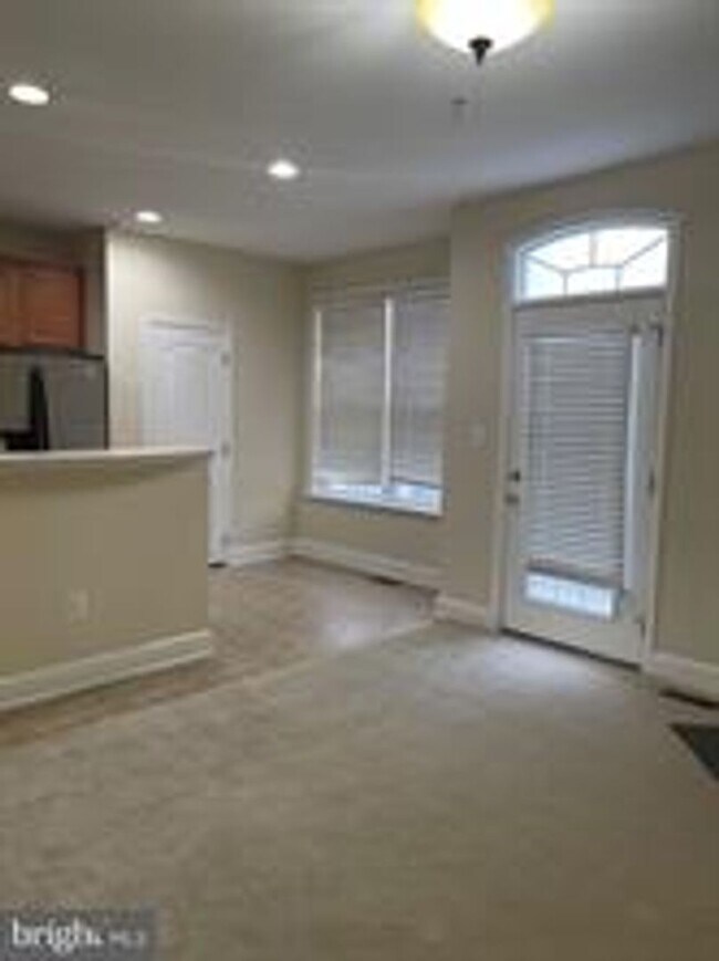 Building Photo - END UNIT TOWNHOUSE WITH 2 CAR GARAGE, 4 BEDROOMS AND 3.5 BATHS..FINISHED REC ROOM