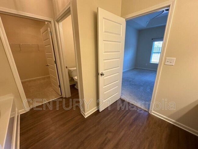 Building Photo - 3061 White Gate Lp