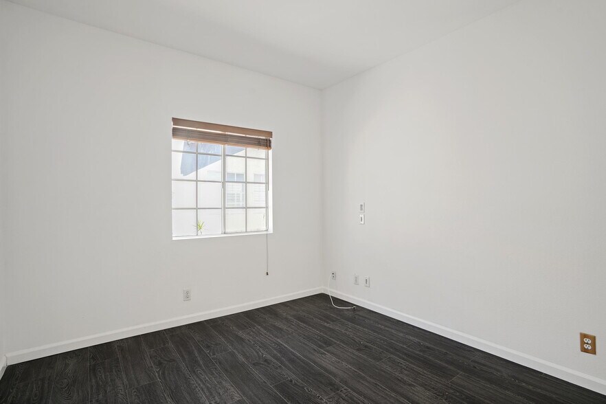 Building Photo - 850 N Poinsettia Pl