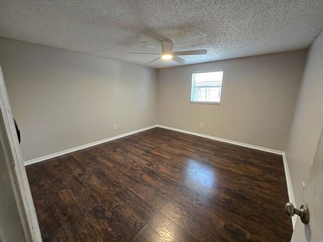 Building Photo - Affordable 2/1 Duplex Available Immediately!! Near I-4!