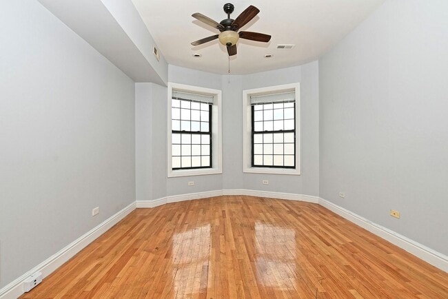 Building Photo - Large 2bed/1bath in Hot Bronzeville. ONE M...