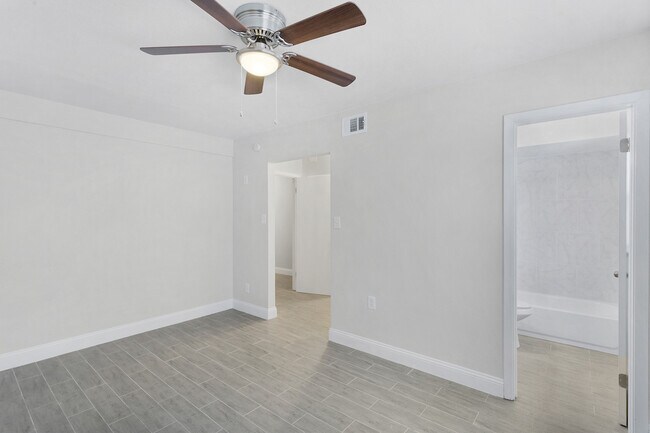 Building Photo - Renovated OVERSIZED 2 Bed/2 Bath at 140 Da...