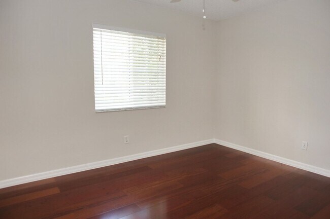 Building Photo - ANNUAL RENTAL - 2 Bedroom, 2 Bath Condo in...