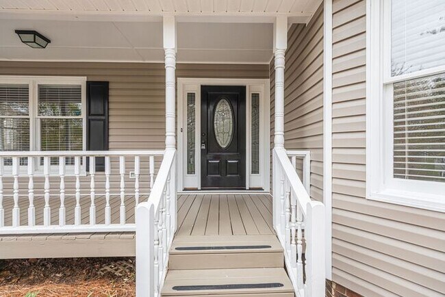 Building Photo - NW Large Updated Home! LR, DR, Den, FP, Ha...