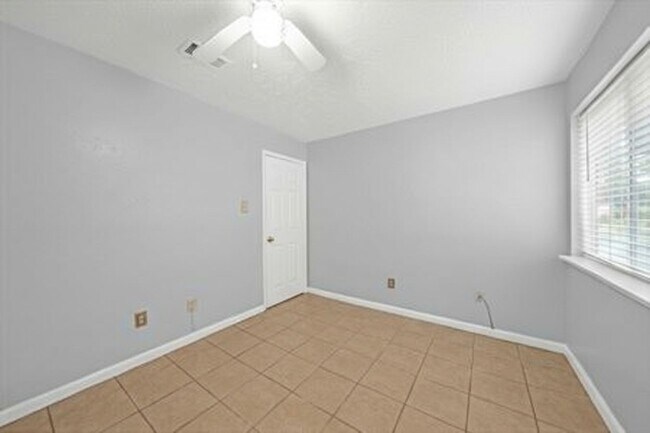 Building Photo - 1707 Stone Lake Dr