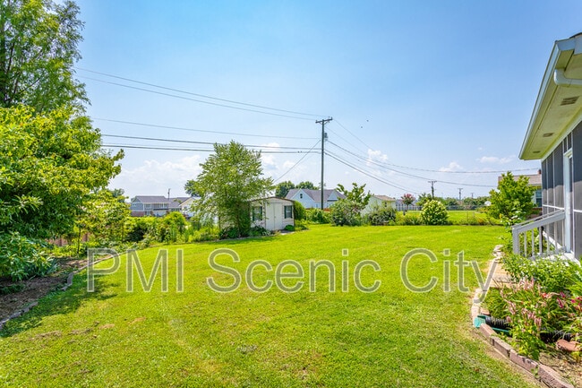 Building Photo - 8140 Holly Crest Dr