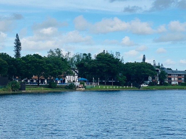 Building Photo - 3660 Inverrary Dr