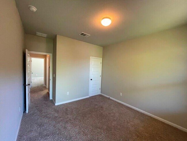 Building Photo - 400 Hummingbird Ln