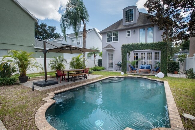 Building Photo - 2 Story, 2 Bed/2.5 Bath, Pool Home Plus Office in Altaloma Heights AVAILABLE NOW!