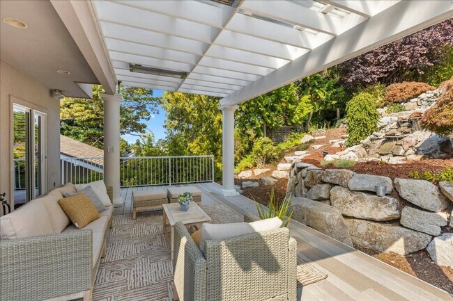 Building Photo - 5Bd/3.5Ba Shoreline House