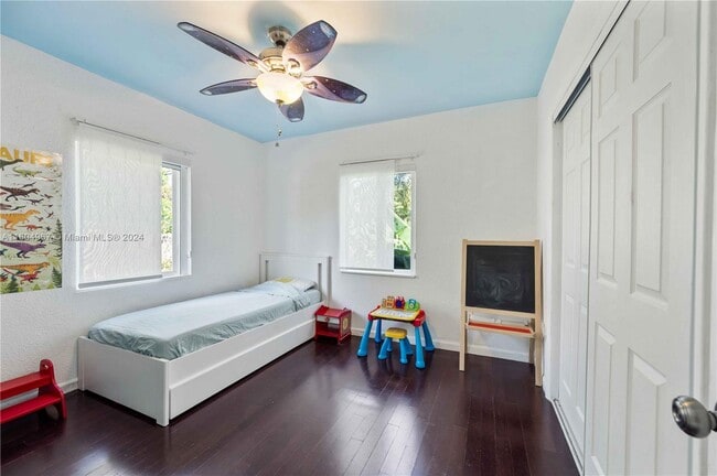 Building Photo - 2401 SW 26th St