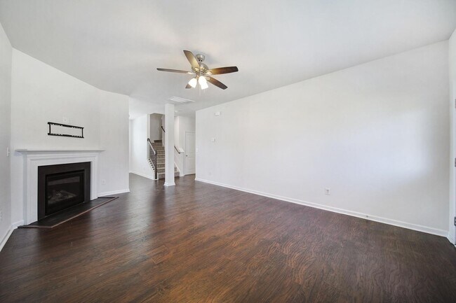 Building Photo - Beautiful 4 Bed 2 and a Half Bath Home in Charlotte!