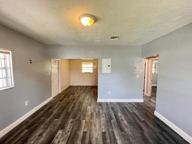 Building Photo - 2 Bedroom 1 Bath unit Move-In Ready Home in West Park!