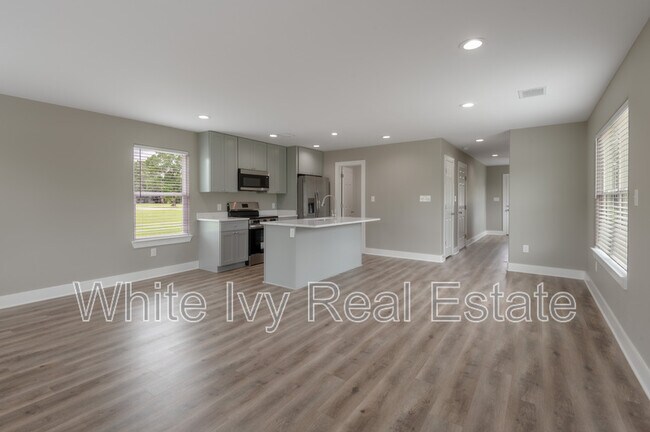 Building Photo - 250 N Shady Oaks Dr