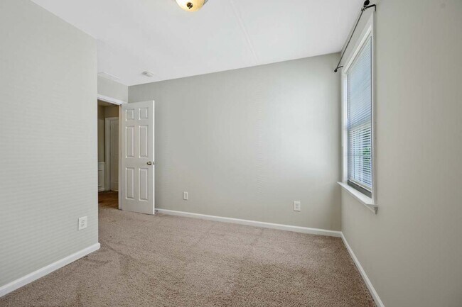 Building Photo - End Unit Townhome in Great Location!