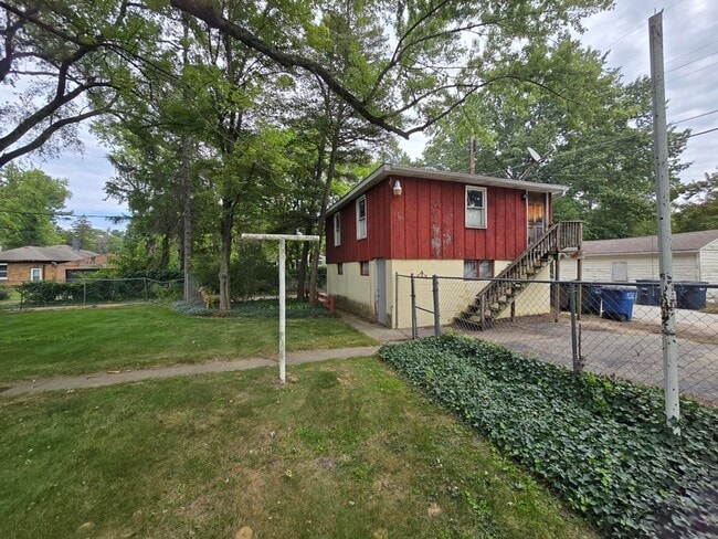 Building Photo - 721 N Carroll Ave