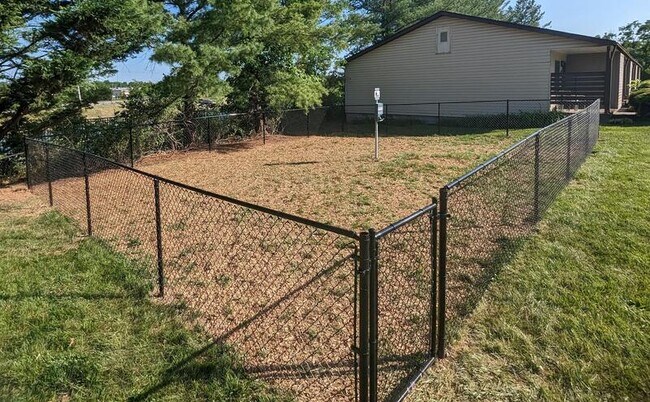 Building Photo - 2557 Bradford Ct