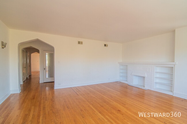 Building Photo - 7833 S Kingston Ave