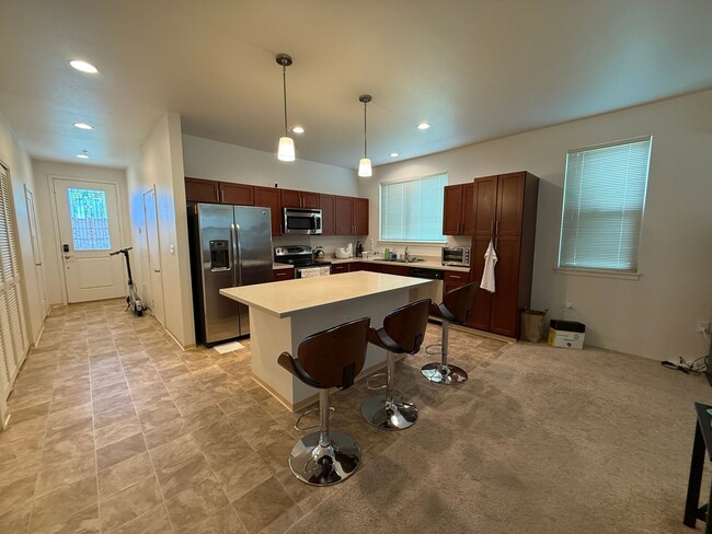 Building Photo - Olino at Mehana 3 bed 2.5 bath townhome av...