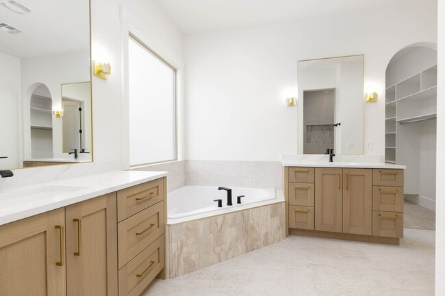Building Photo - Beautiful single story with 4 bedrooms close to Crimson High School