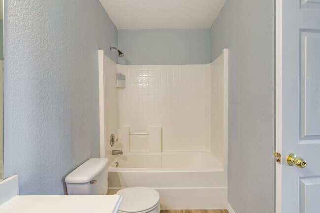 Building Photo - Spacious Well Maintained 2 Bed- 2.5 Bath T...