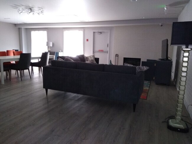 Building Photo - Amazing Penthouse 2 Bedroom 2 Bath With Mo...