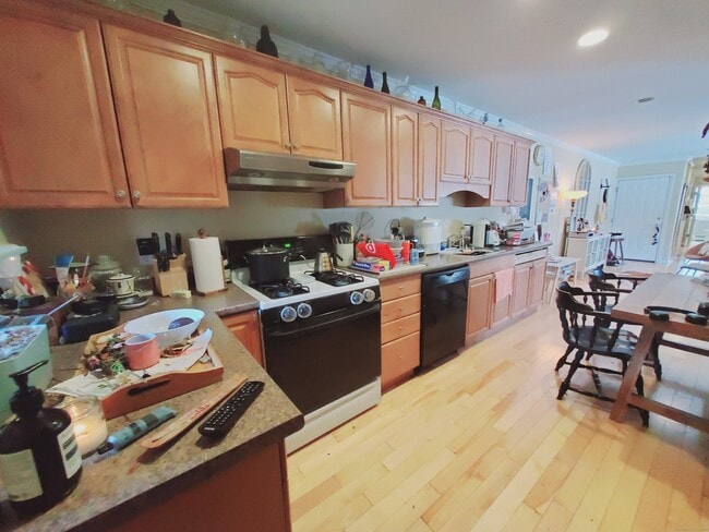 Primary Photo - 211 Main St