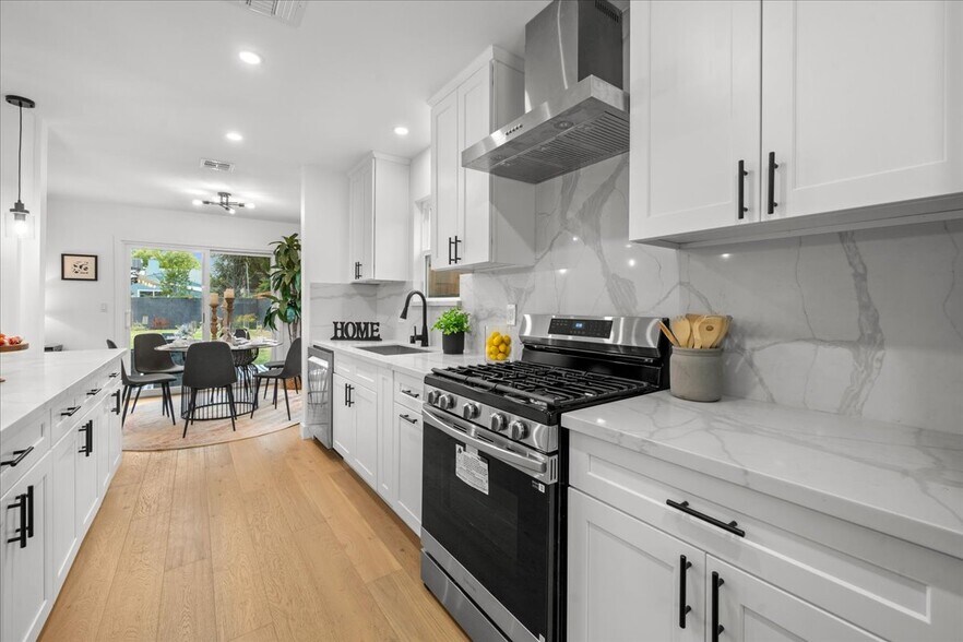 Building Photo - 5815 Saloma Ave