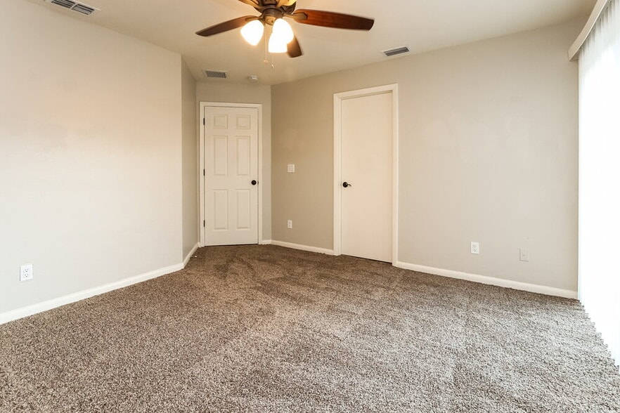 Building Photo - 1414 NE Van Loon Ln