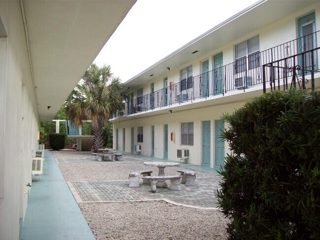 Building Photo - 2537 Lincoln St