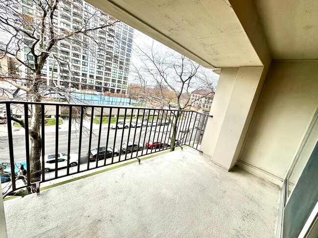 Building Photo - 1960 N Lincoln Park W