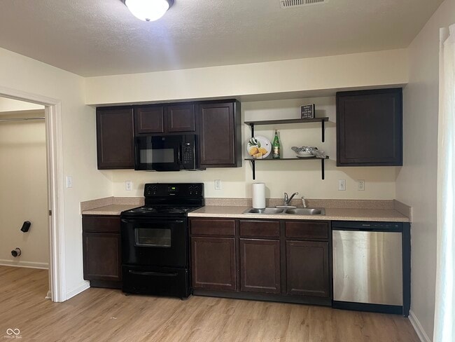 Building Photo - 2014 Falcon Ct