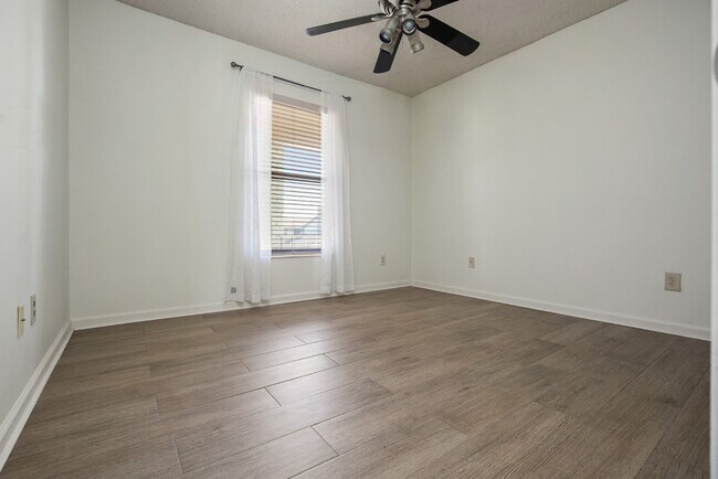 Building Photo - 2808 Plaza Terrace Dr
