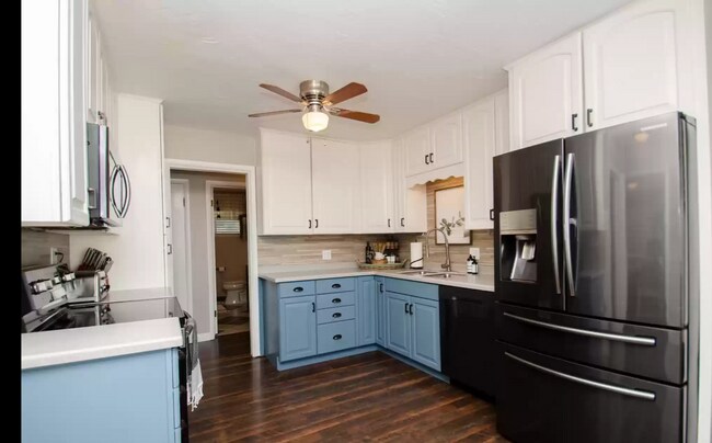 Building Photo - 1245 Henderson Dr