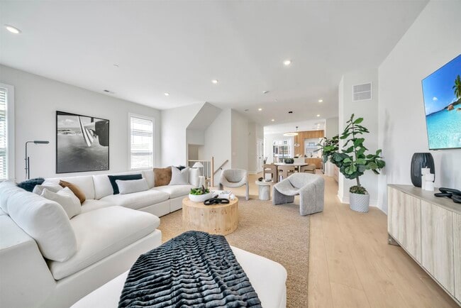 Building Photo - 14 Davis Dr