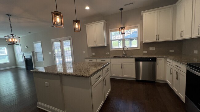 Building Photo - 550 Hampstead Pl