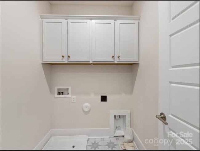 Building Photo - Beautiful and spacious 4-bedroom, 5-bath h...