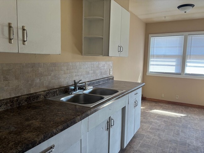 Building Photo - Cute 2 Bedroom 1 Bath Duplex